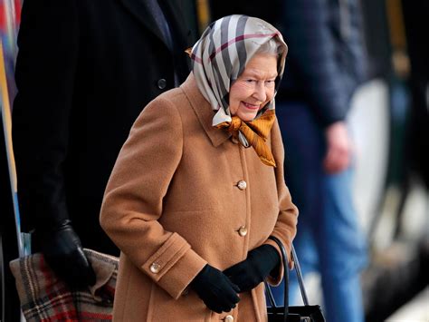 queen elizabeth Burberry